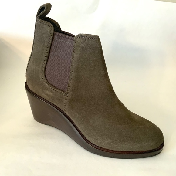 Clarks Women's Clarkdale 2 Top Olive Suede Wedged Booties Chelsea Ankle Boots 9 - Picture 7 of 13